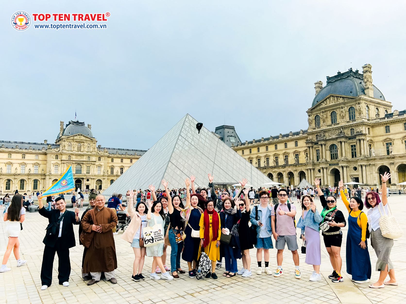 Đoàn khách Top Ten Travel checkin cùng Bảo tàng Louvre